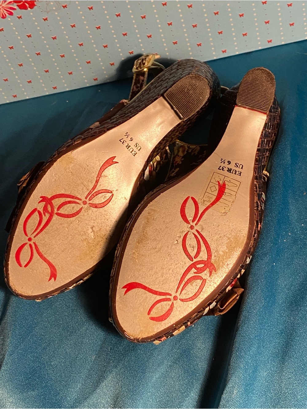 IC Poetic License,MISS CHINTZ,wedge sandal,floral/gold,rose appliqués,6.5 in box - Picture 10 of 13